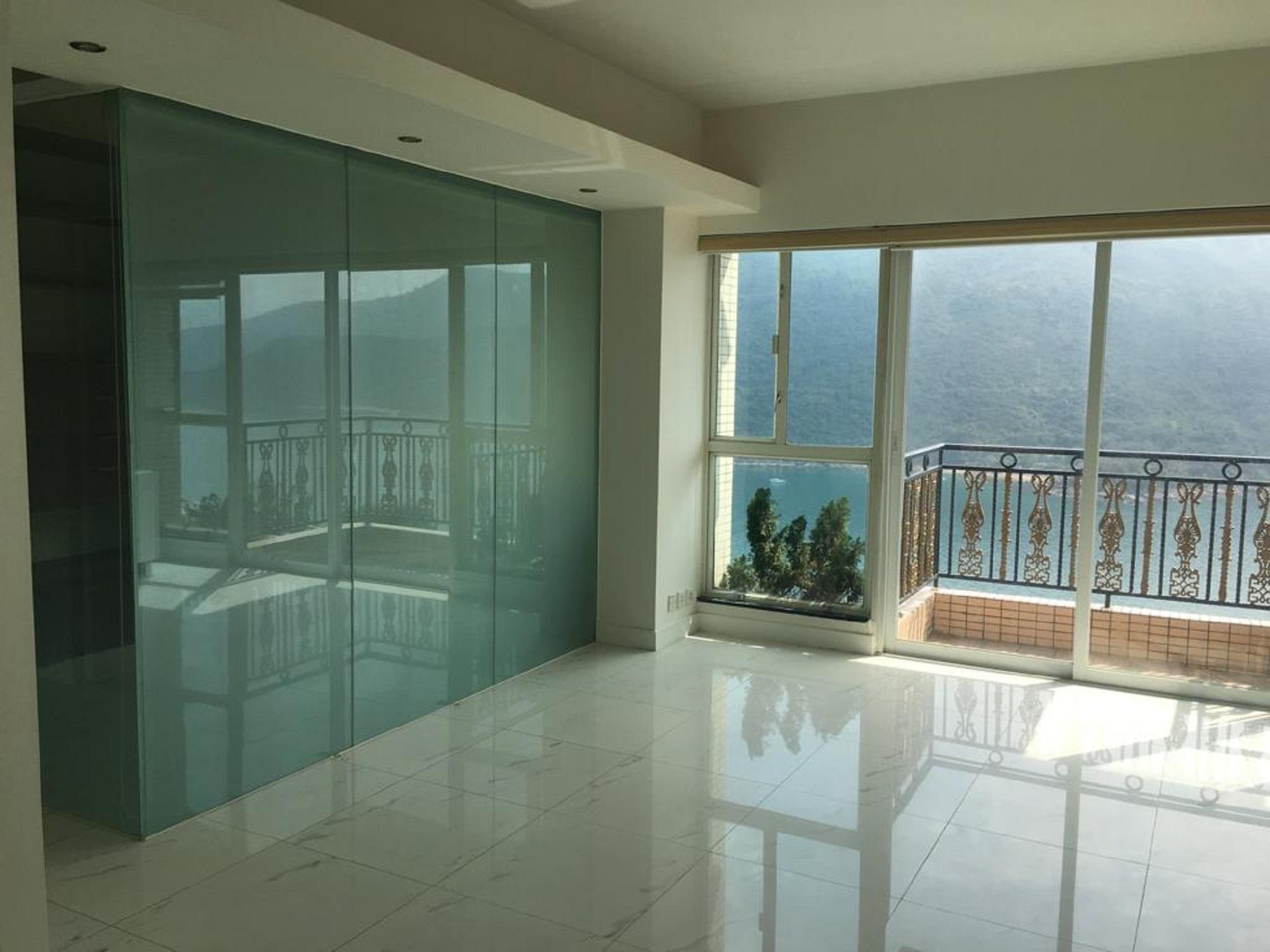 大廳外接露台,盡覽平靜如鏡的海景及山景。