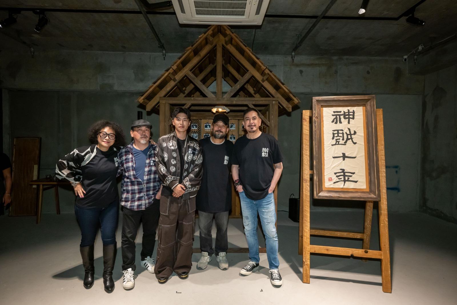 黃秋生、葛民輝、游學修、陳淑儀和張珮華出席「十年神戲・攝影展 Benny’s Eye & Dom’s Wood」揭幕禮。