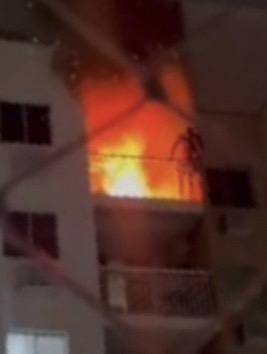 健身教練沙治奧耐不住高熱一度想跳樓逃生。(網上截圖)