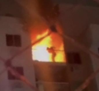 火越燒越旺,健身教練沙治奧最後葬身火海。(網上截圖)