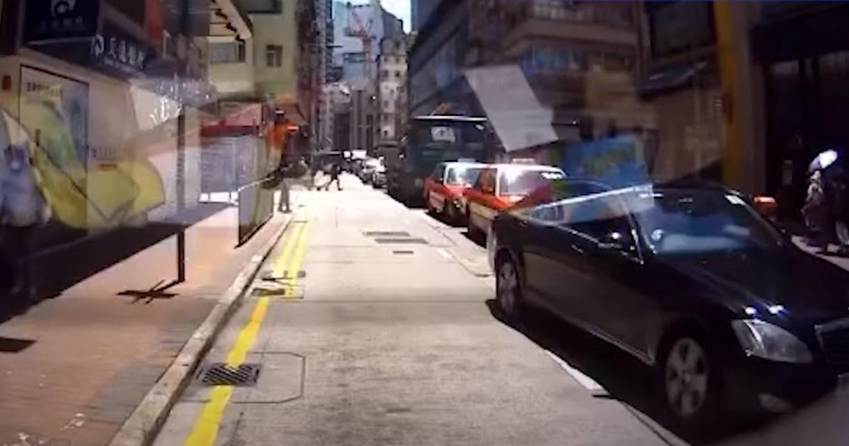 多部車輛正等侯前行。(網片截圖)