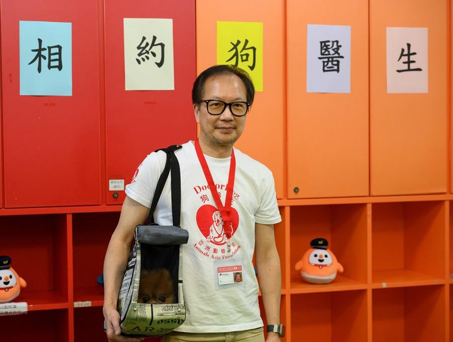 當日「狗醫生」會被放在專用袋或背囊內,港鐵呼籲乘客若見「狗醫生」時不要隨意觸摸。(港鐵提供)
