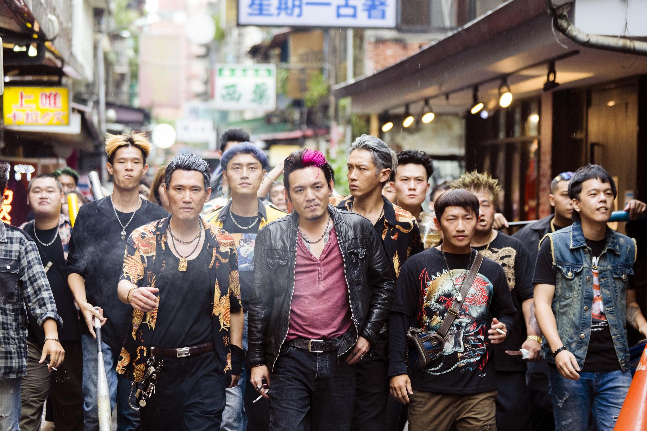 春風在《請問,還有哪裡需要加強》演黑幫大佬。(劇照)