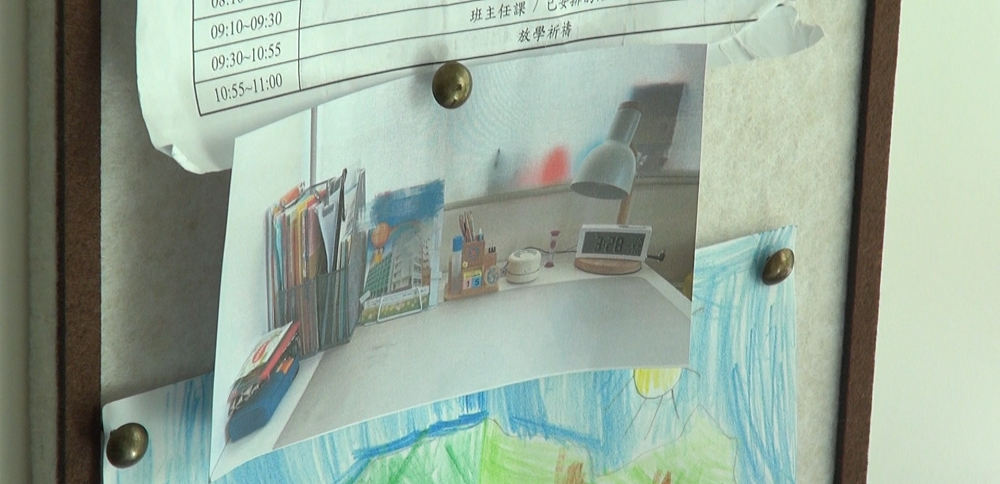 以書枱為例,家長可因應小朋友需要,一起制定書枱物品擺位準則,再影一張相貼在枱頭,訓練小朋友每日根據此標準來執拾及還原書枱。