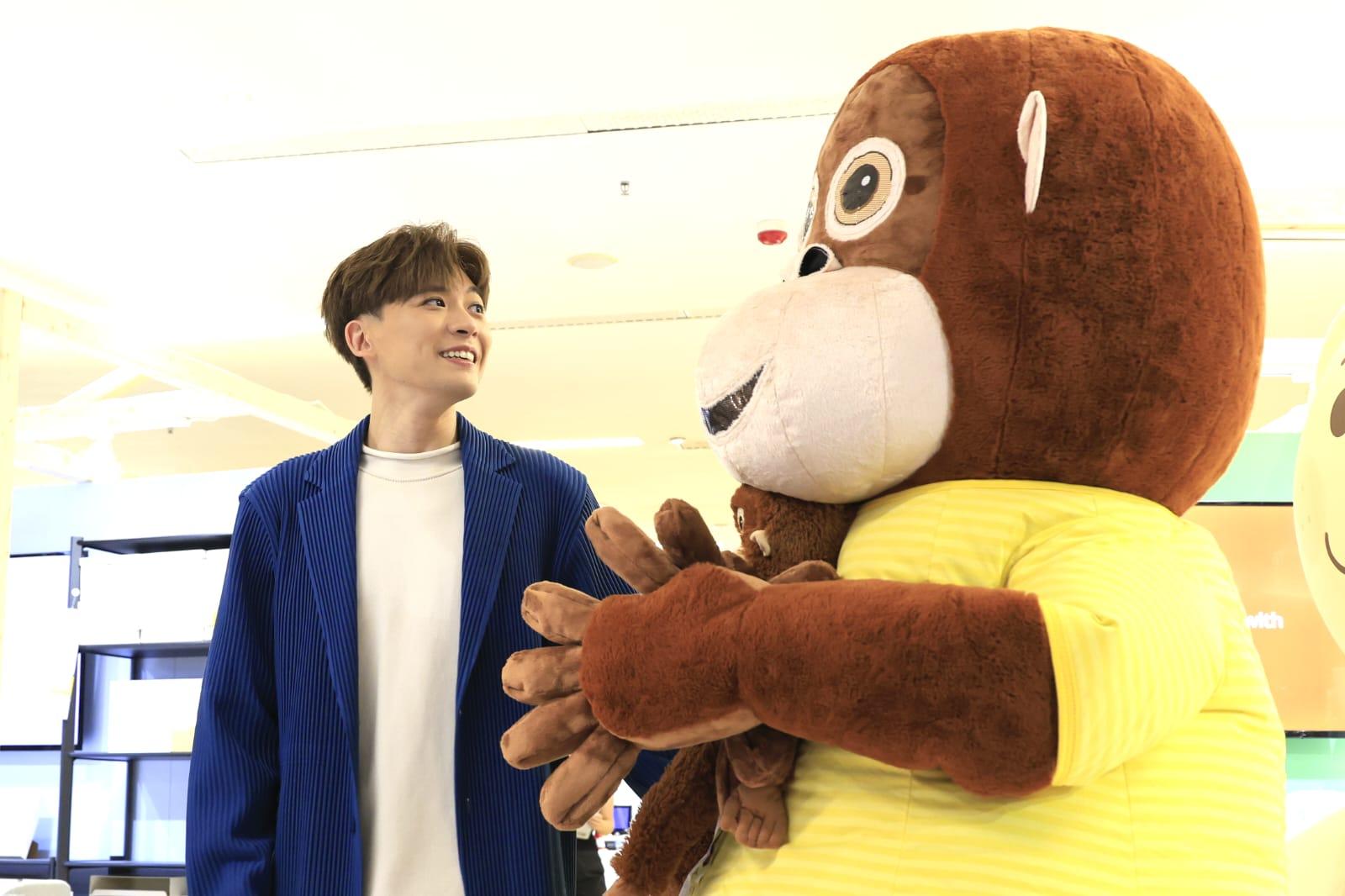 Frankie向「太古猩」請教「猩up生活攻略」。(林俊源攝)