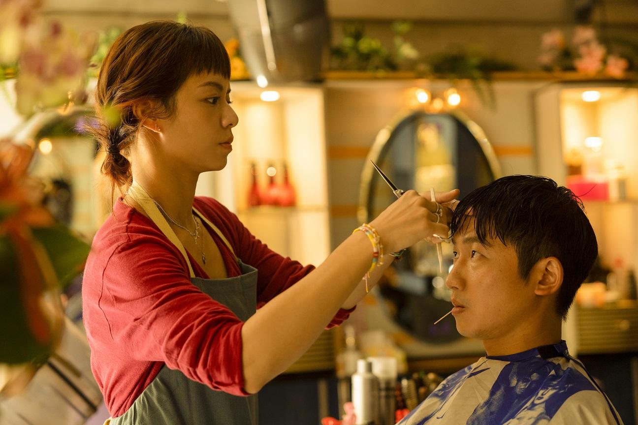 春風與宋芸樺在《請問,還有哪裡需要加強》上演一段怪伽戀曲。(劇照)