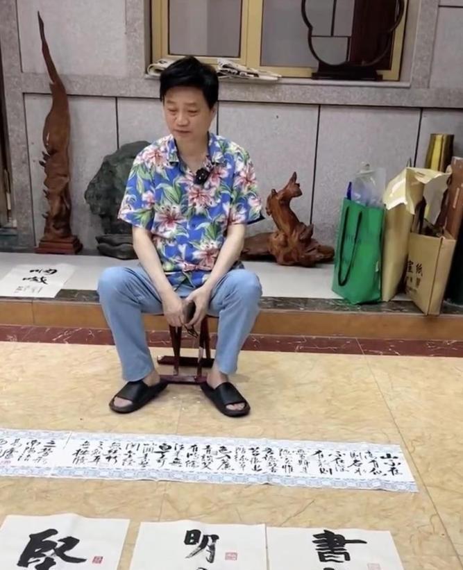前《央視》主持人崔永元擺地攤賣字畫模樣曝光。(圖/翻攝微博)