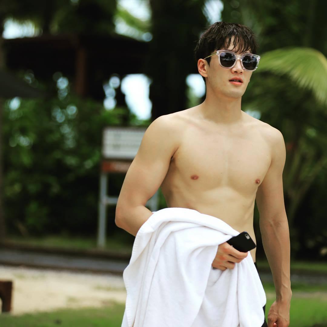 安普賢與Jisoo@Blackpink公開拍拖。