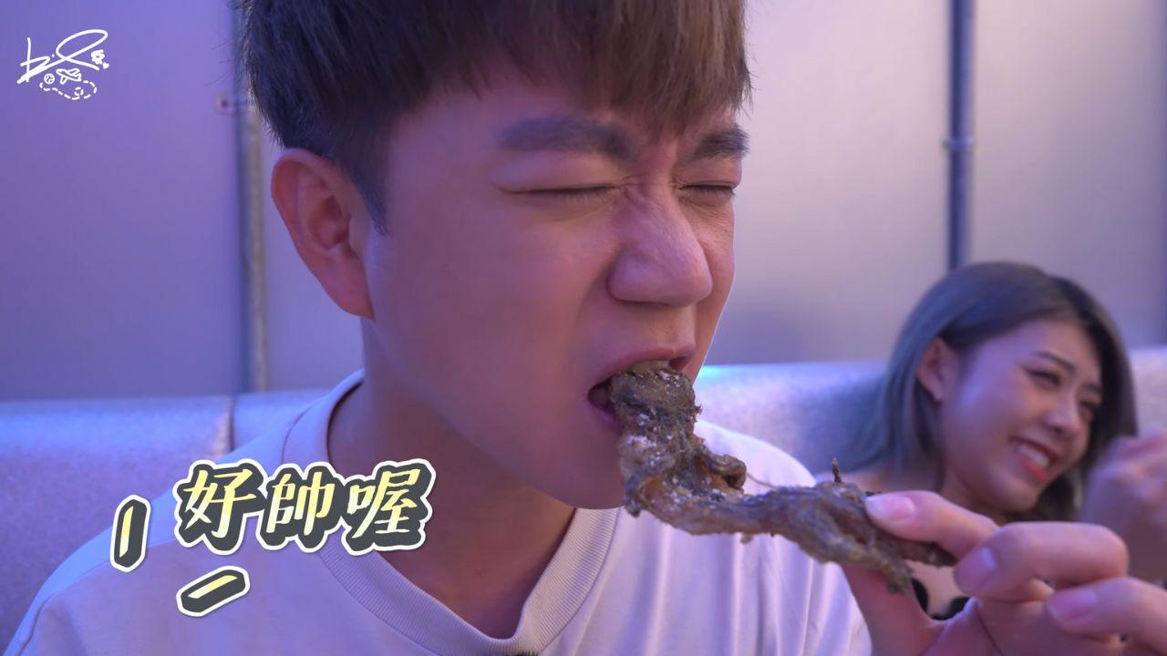 李岳與啦啦隊女神慈妹、廖廖好辣到日本旅行拍節目,想不到要生吞壁虎、蜘蛛。(李岳Youtube截圖)