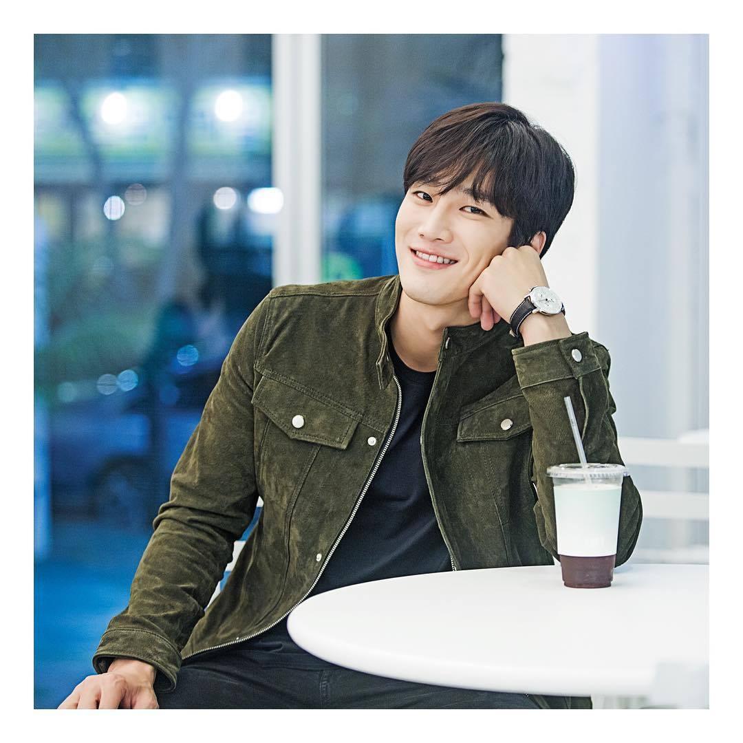 安普賢與Jisoo@Blackpink公開拍拖。