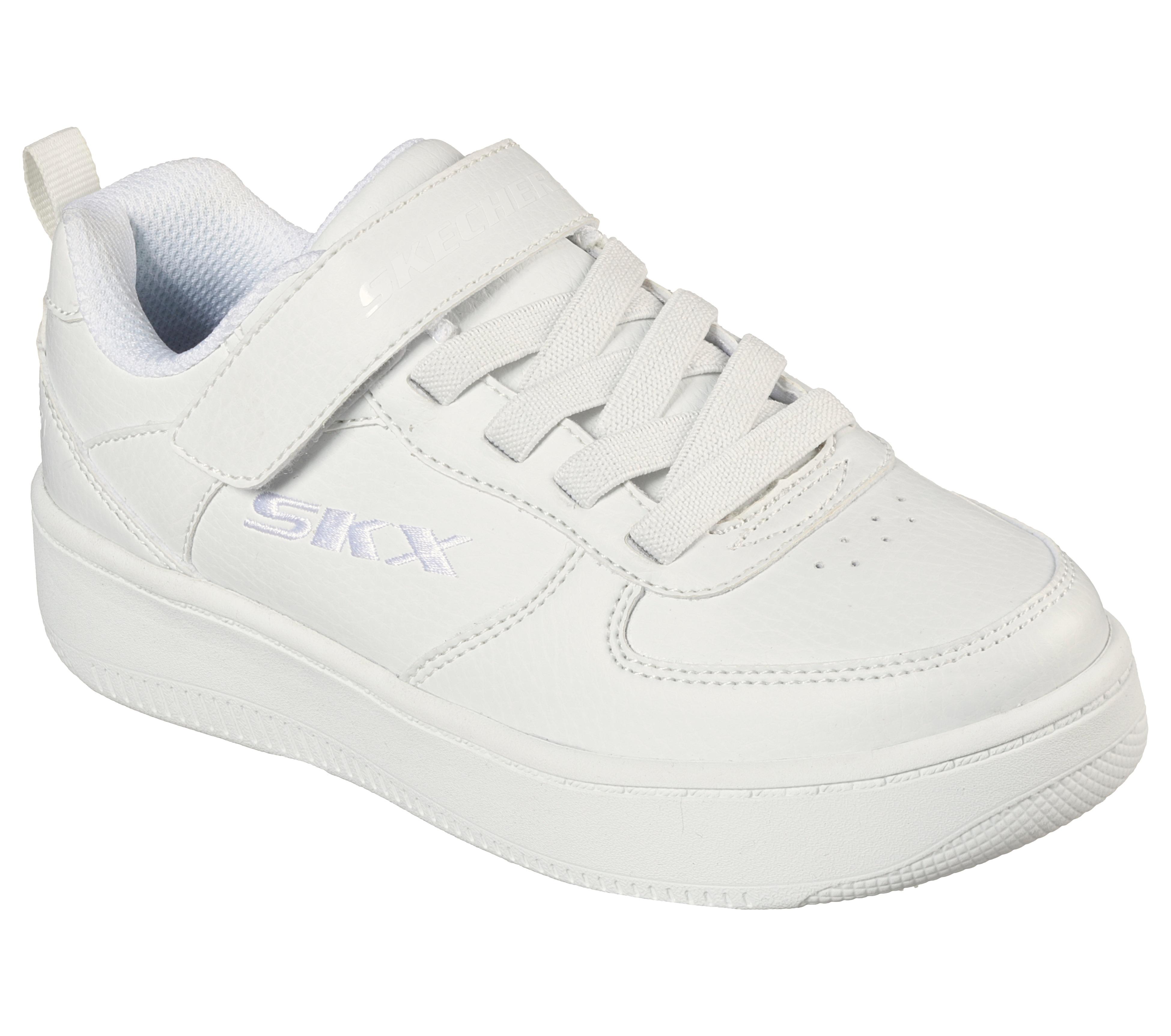 SPORT COURT 92 – ZELDER男女童返學運動鞋(405697LC/W)$499 備有SKECHERS AIR-COOLED MEMORY FOAM透氣記憶鞋墊,靈活牽引大底及輕量吸震中底,有效緩解腳部壓力;吸濕內裡,沖孔設計,舒適且透氣。