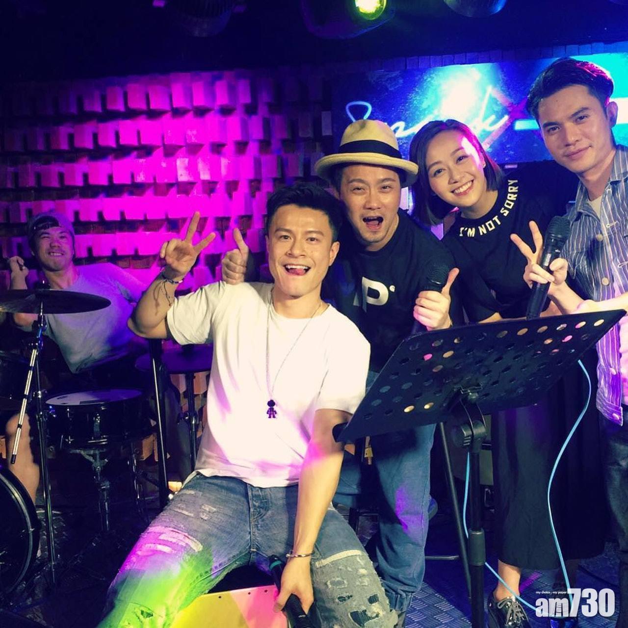 黃心穎嫁泥鯭(左),二人接受記者恭喜。