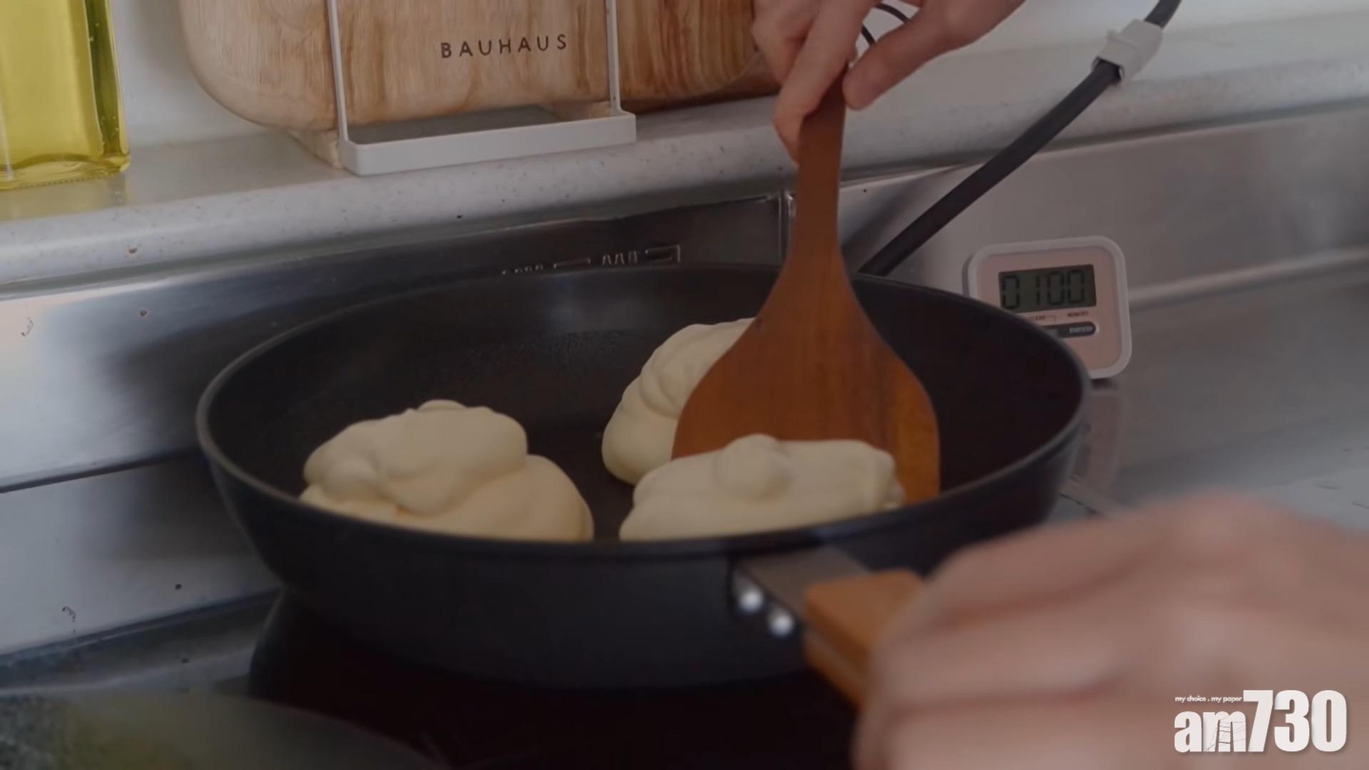 甜品食譜|梳乎厘班戟翻面時需要小心。