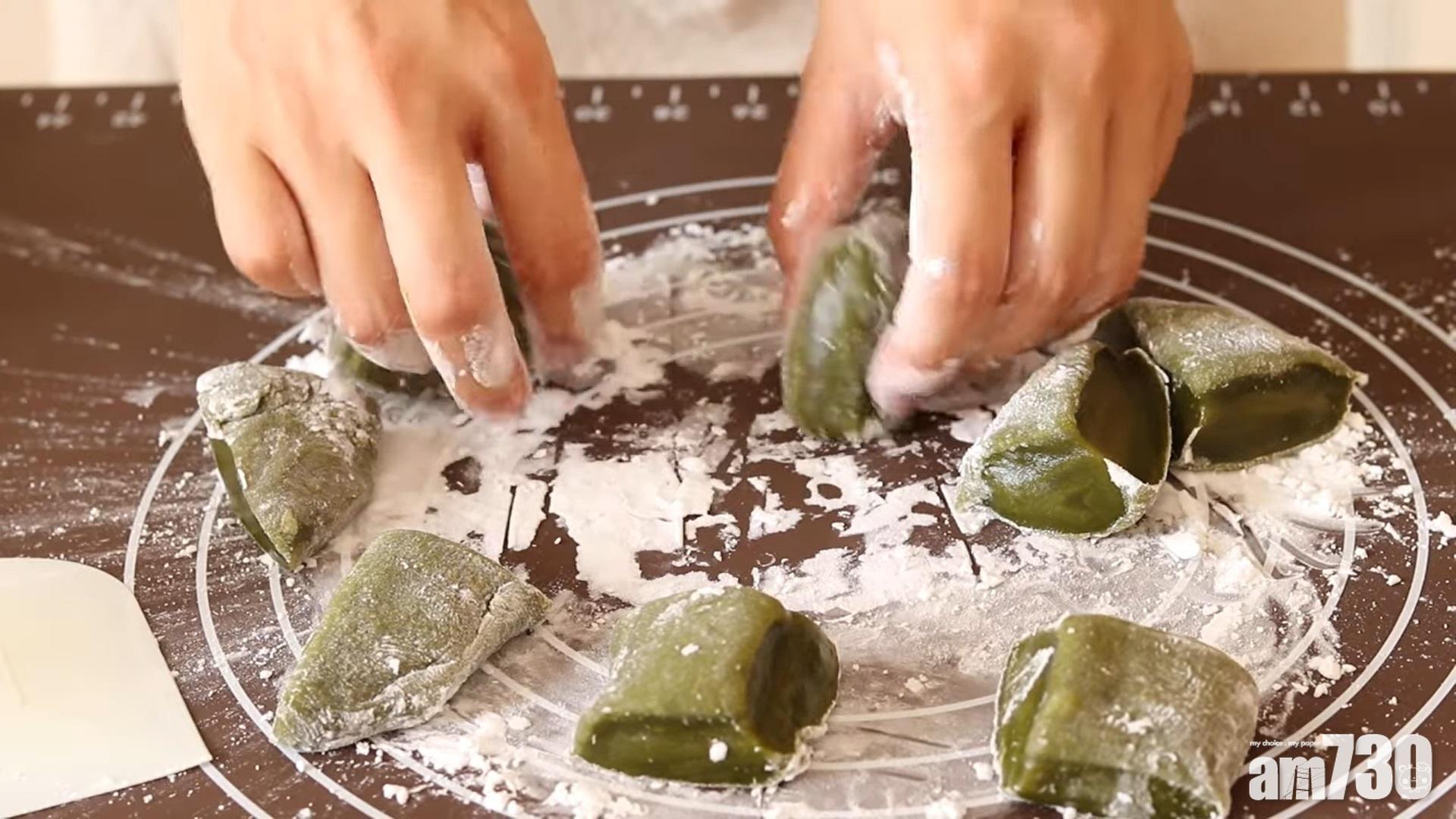 甜品食譜|製作抺茶大福時,分糯米團記得在砧板上加入澱粉防黏。