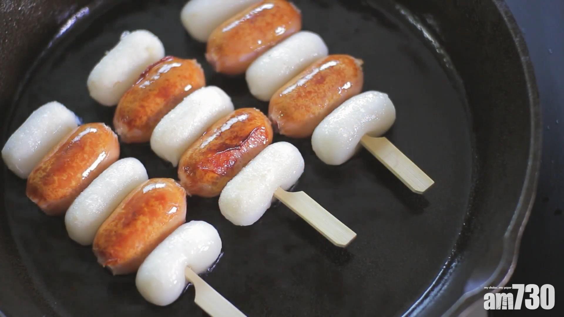 野餐食譜|煮芝士腸年糕串時,看到芝士腸開始變熟便可翻面。