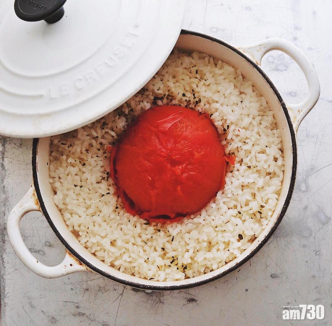 宵夜食譜|其實和之前流行的「整個蕃茄飯」有異曲同工之妙。(instagram@higuccini)