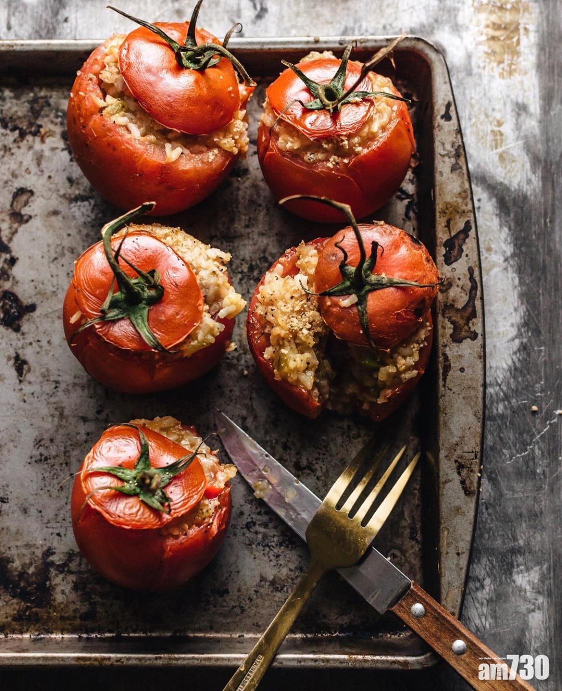 宵夜食譜|微波爐蕃茄燉飯高級版還可直接「以蕃茄代碗」製作。(instagram@hannah__chia)