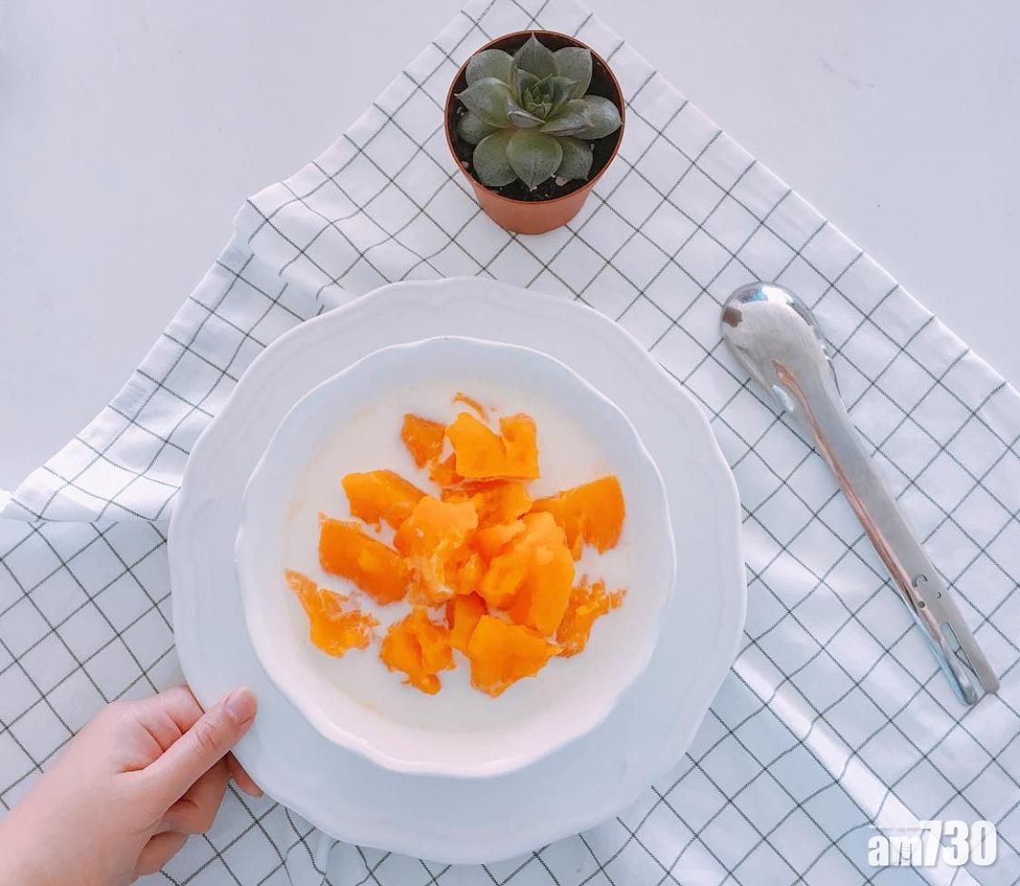 中式糖水食譜|木瓜牛奶燉燕窩特別適合女士食用。(instagram @leooxar)