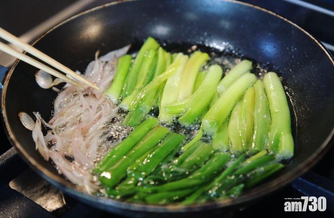 拌麵食譜|蔥油拌麵需要用油把蔥汁煸出來,蔥油才會香氣撲鼻。(Instagram@alicia_1219)