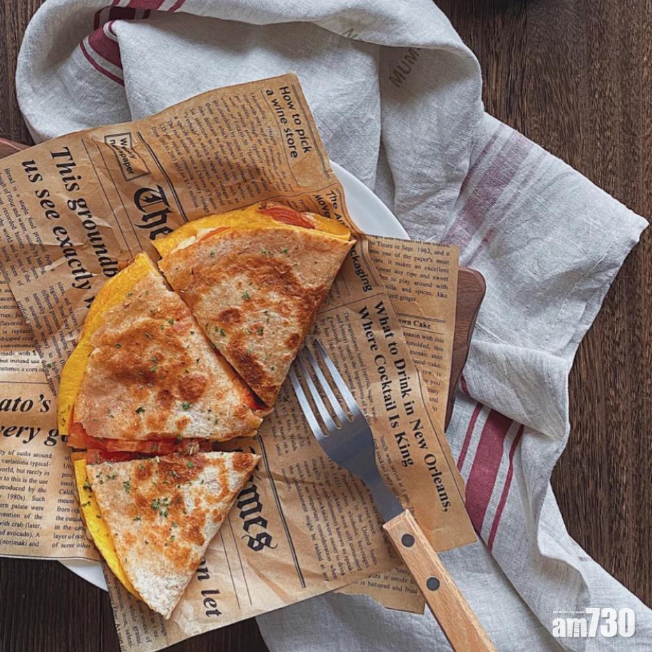 番茄食譜:全麥番茄蛋餅摺疊後分成3份食用最方便。