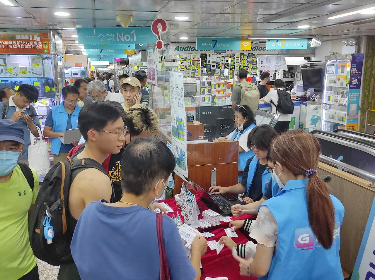 市民進入商場指定位置排隊等待登記。(李朗僑攝)