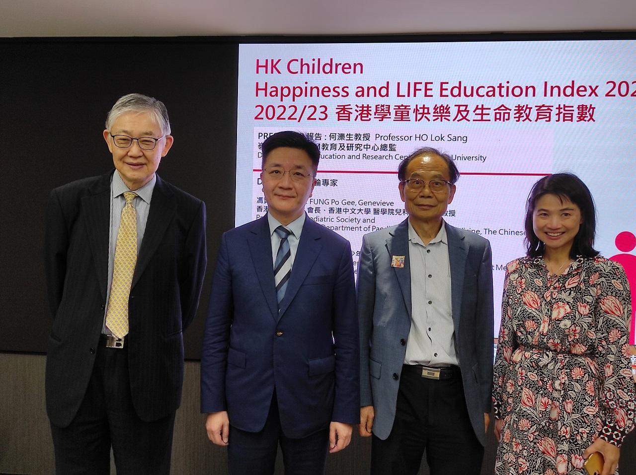 葉柏強指表示,香港係全球暫停面授時間最長的地區。