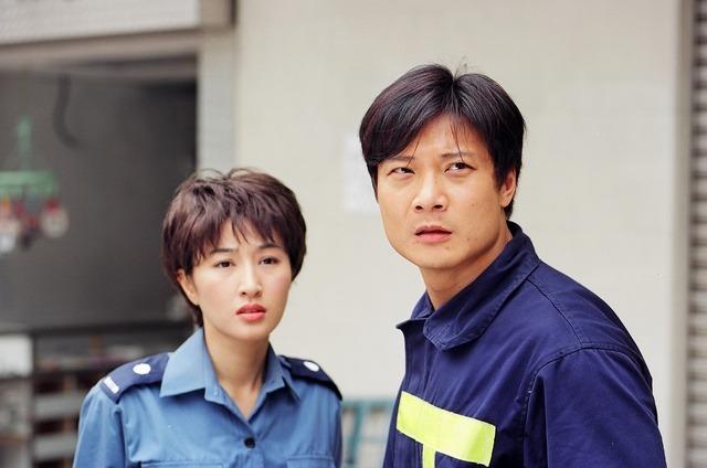 1998年播出的消防主題劇集《烈火雄心》中,關詠荷飾演一名性格堅毅、自尊自強的女消防隊長沈碧瑤,展示出巾幗不讓鬚眉的「女性力量」,教人難忘。(網上圖片)