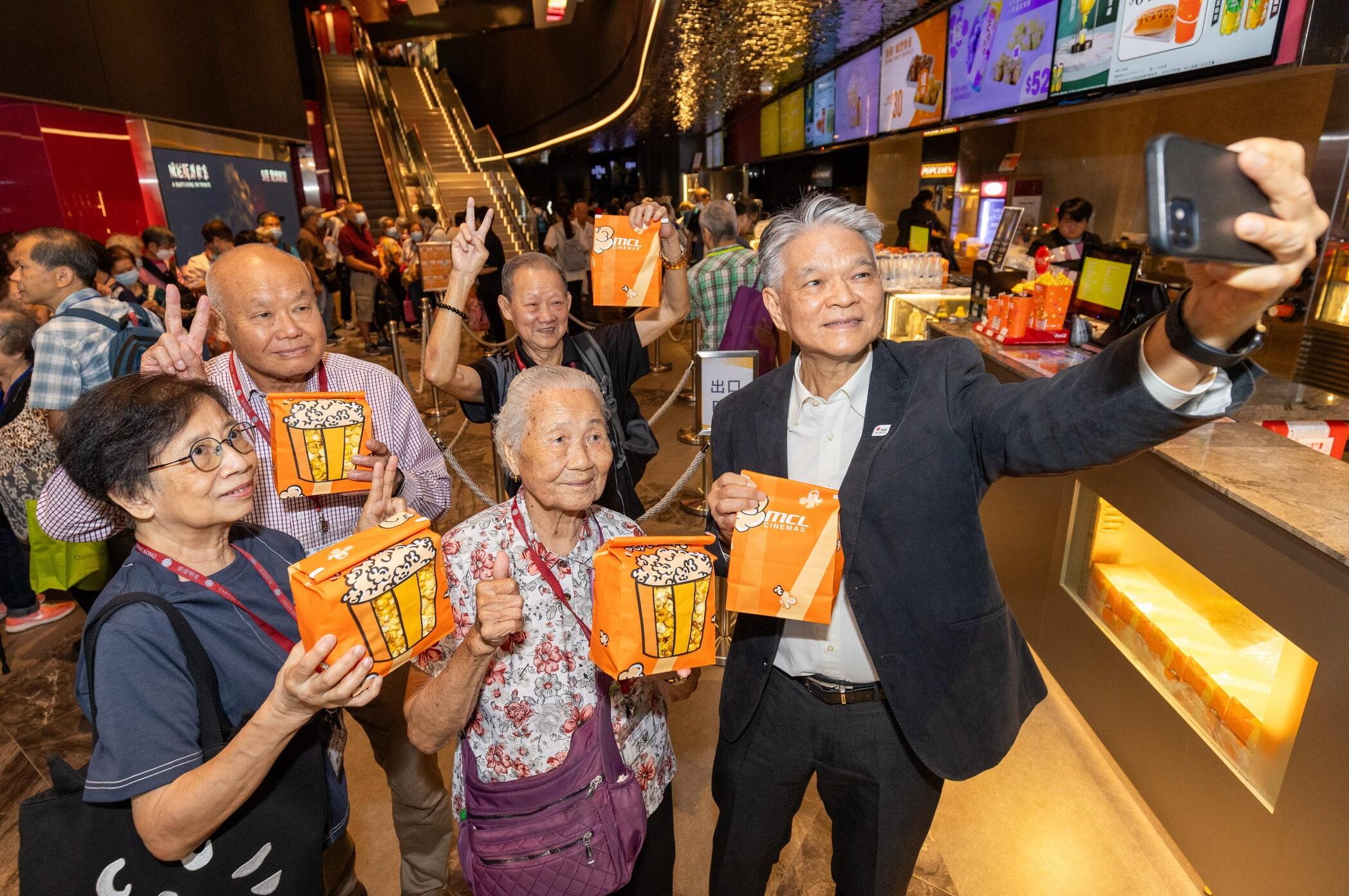 港燈邀請長者一同看電影。(港燈提供)