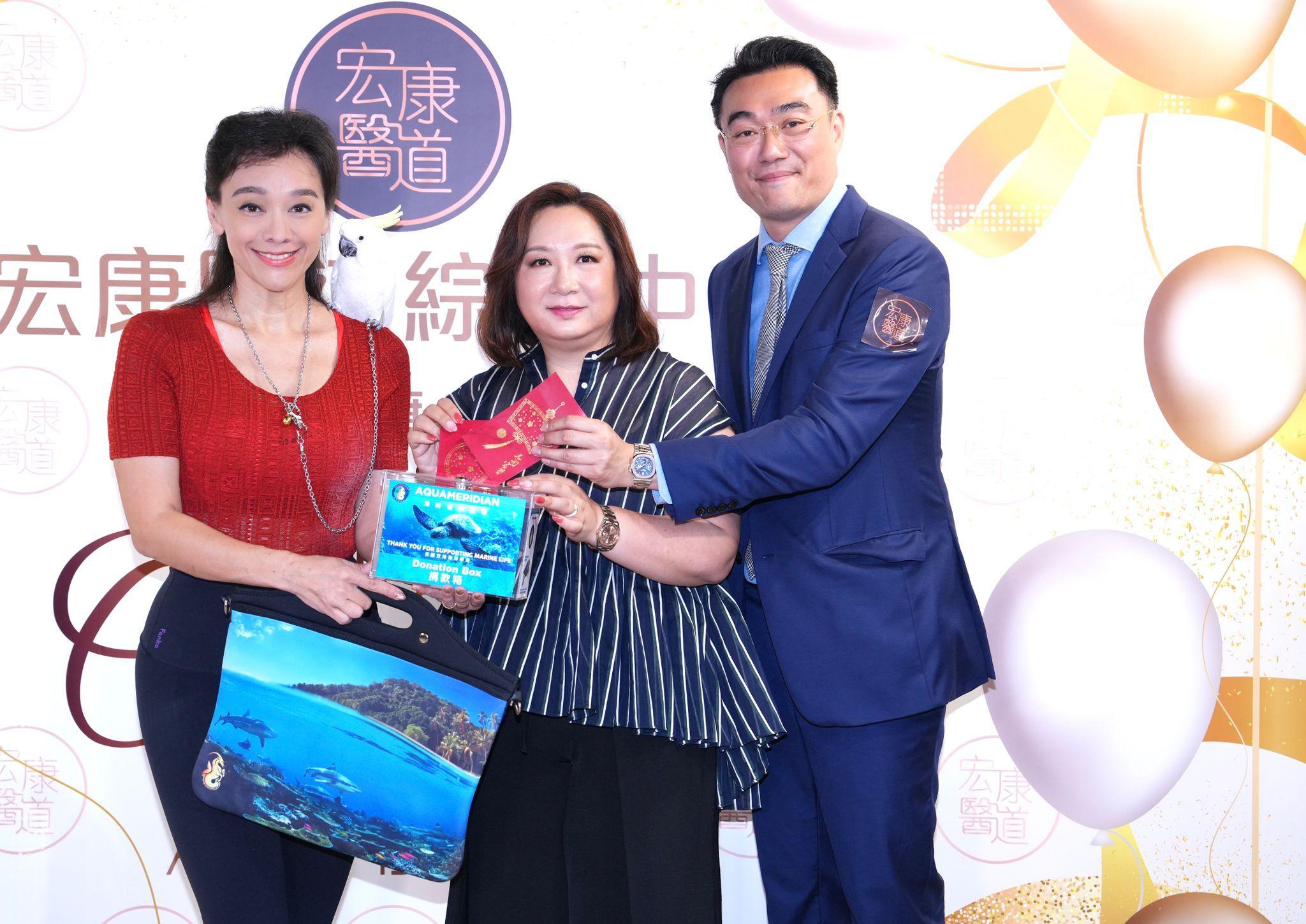 宏康醫道支持環保,海峰環保教育創辦人郭秀雲出席接受捐款。
