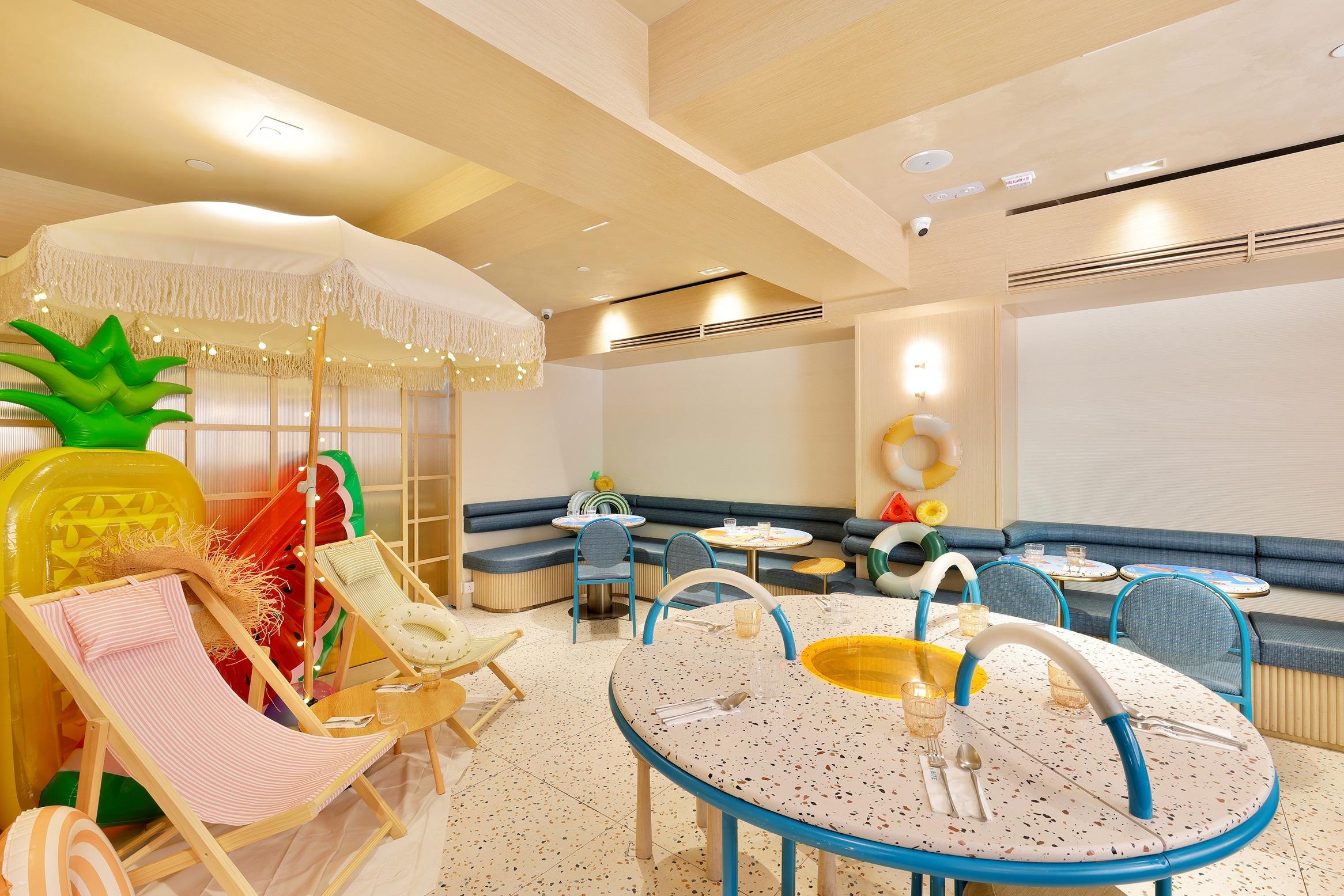 敏感肌護膚品牌Cetaphil舒特膚,首次聯乘本地原創新派甜品小食品牌「小點角落Bite by Bite」,特別將店內變身成為燦爛多彩又玩味十足的盛夏沙灘派對。