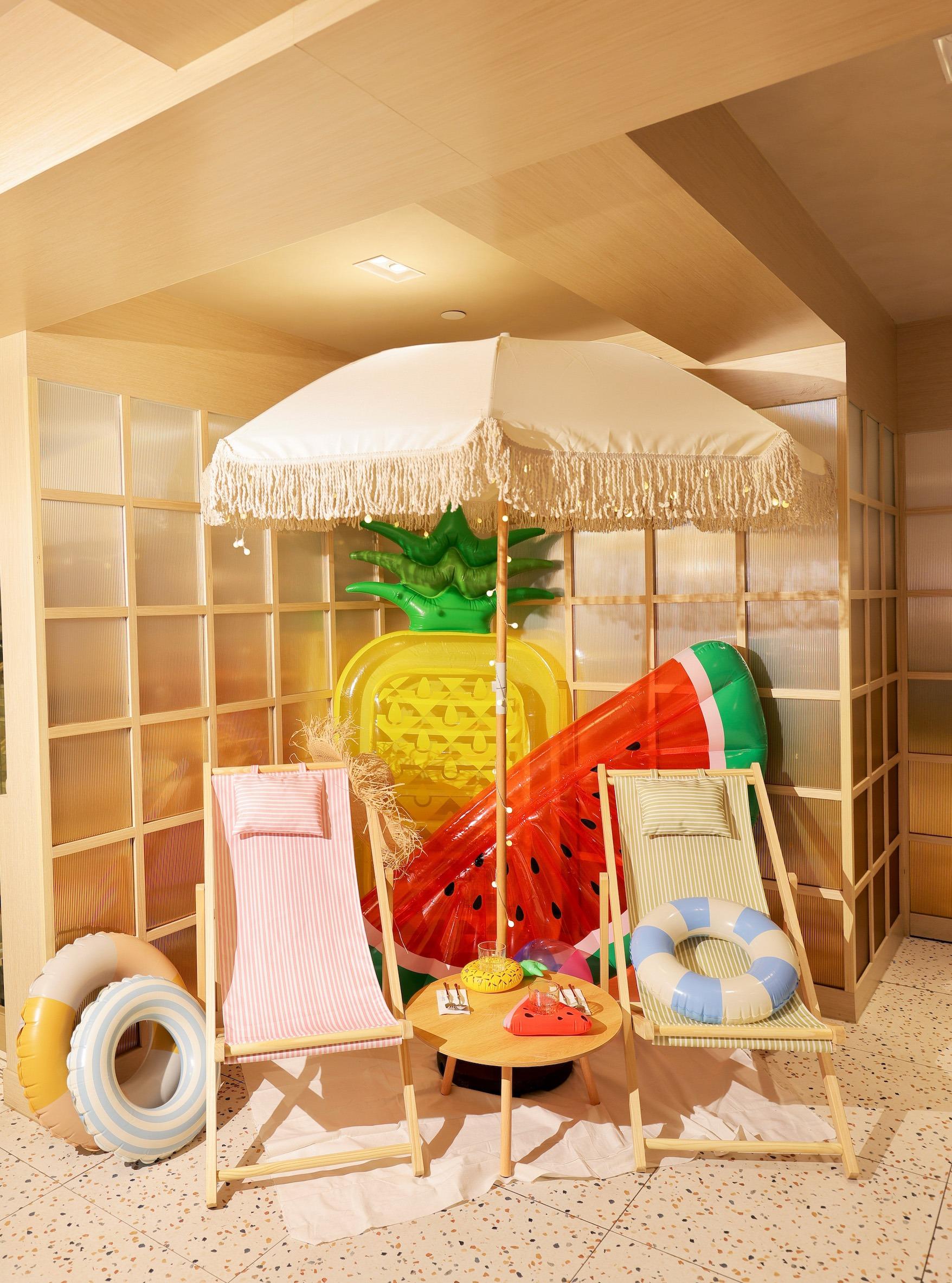 敏感肌護膚品牌Cetaphil舒特膚,首次聯乘本地原創新派甜品小食品牌「小點角落Bite by Bite」,特別將店內變身成為燦爛多彩又玩味十足的盛夏沙灘派對。