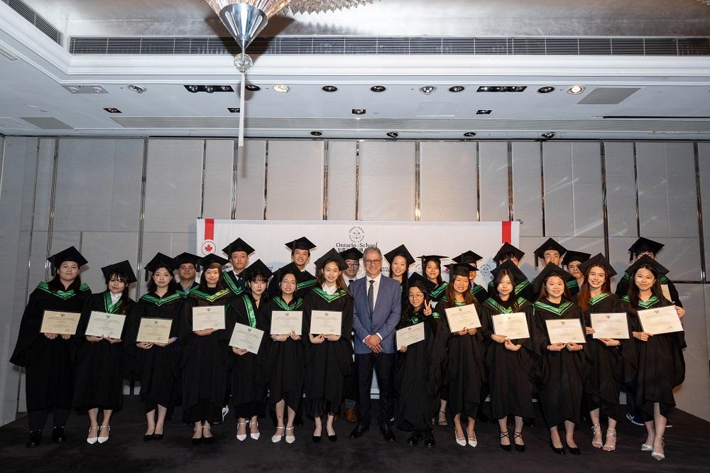 海外升學│加拿大安省網上中學(Ontario eSchool)的課程全以網上授課形式進行,學生備考DSE時同時也可以報讀,完成課程後不但能以本地生身份報讀加拿大安省大學,可以申請英國、美國、澳洲等國家的大學,為志在海外升學的學生提供更多升學選擇。