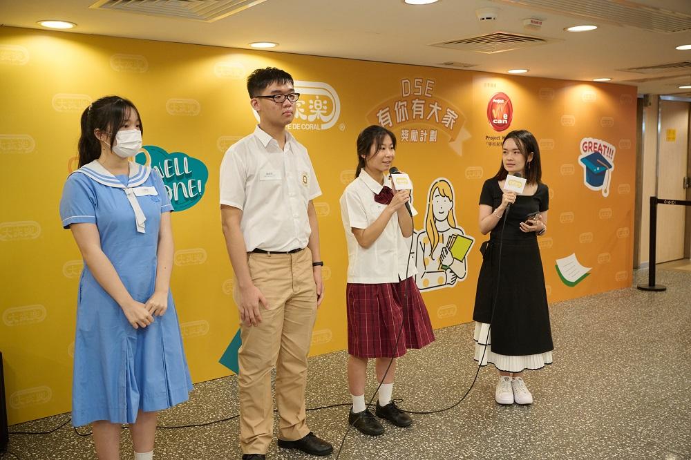 一眾獲得助學金學生於台上分享。