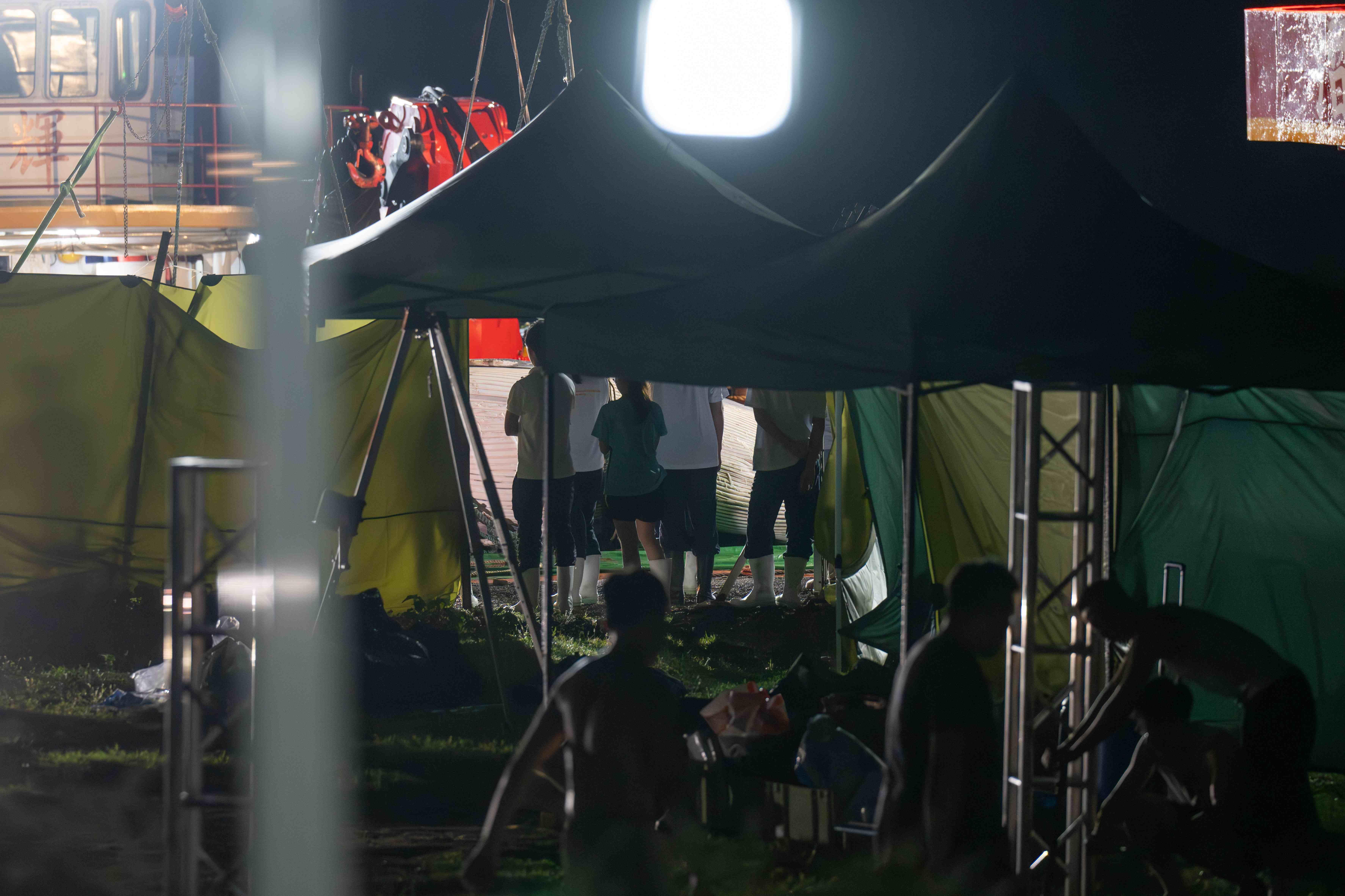 北潭涌 鯨魚屍體移送至萬宜水庫西壩進行解剖