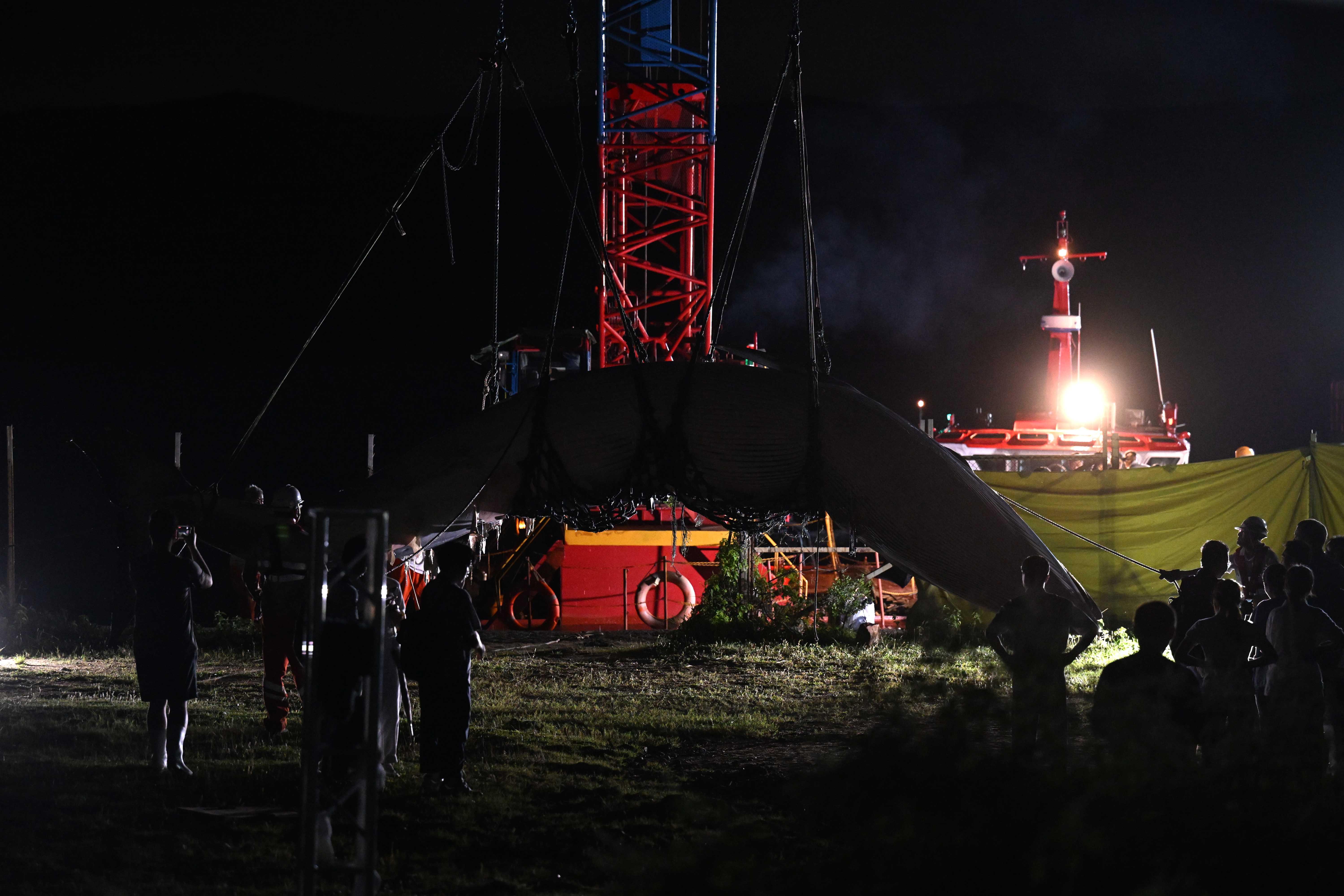 北潭涌 鯨魚屍體移送至萬宜水庫西壩進行解剖