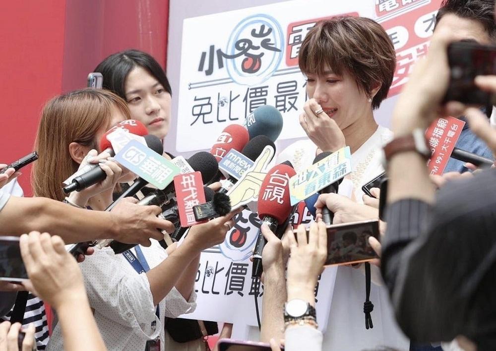 提到被黑人性騷擾,大牙哭不停。