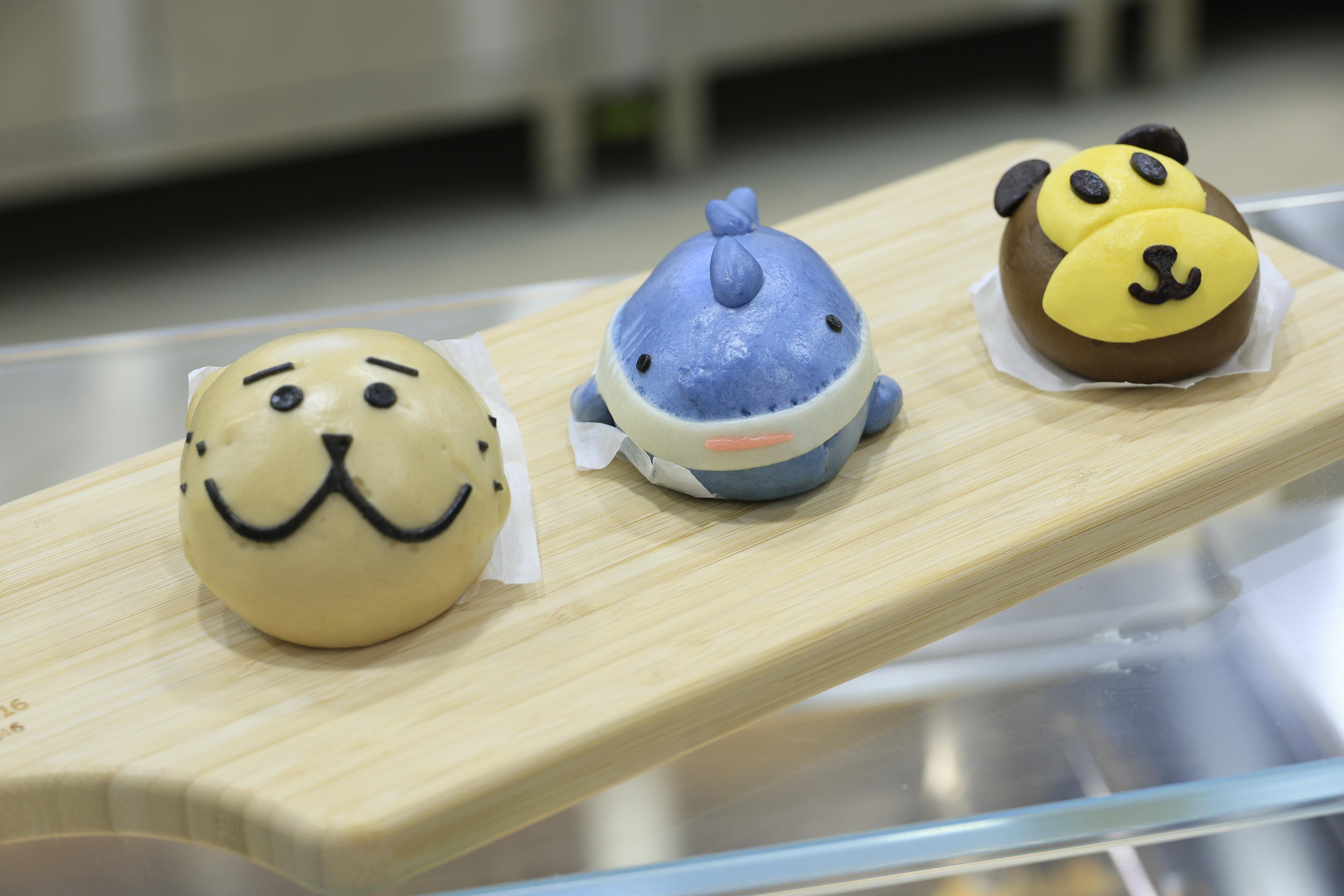 IKEA太古新店|(左起)FABLER熊仔造型小熊包、BLÅHAJ鯊魚造型鯊鯊包、「太古猩」造型猩猩包