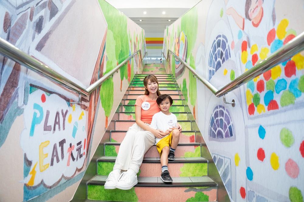 暑假好去處│太和廣場首次聯乘90後本地人氣插畫師 Kazy Chan,推出「綠遊‧太和」企劃,以清新色彩配合可愛卡通畫風,設計綠意滿盈的藝術作品。