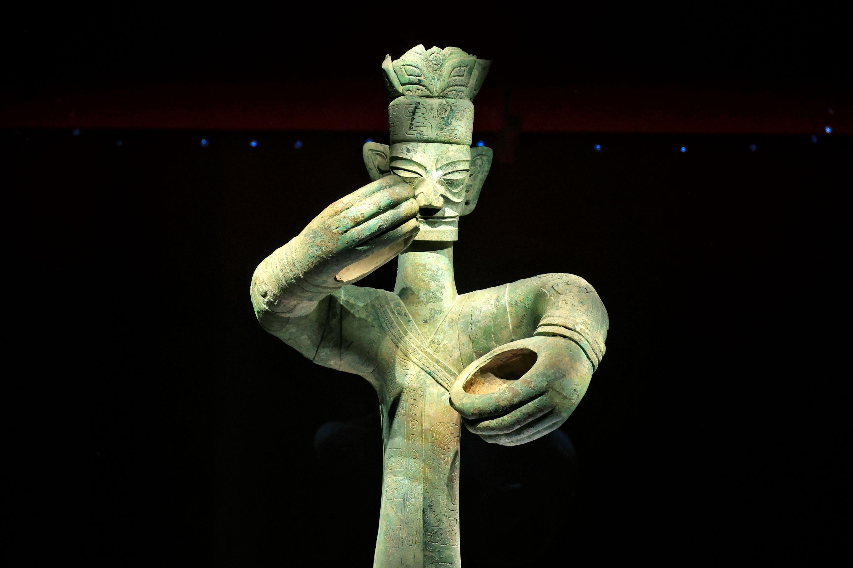 銅像雙手呈虛握狀亦是一大亮點。(林俊源攝)