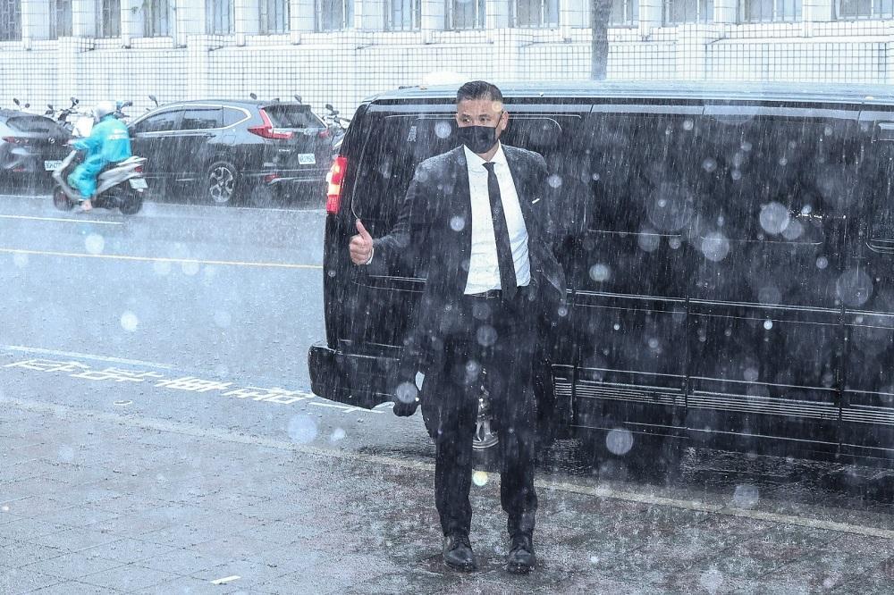 台灣metoo|台灣藝人「黑人」陳建州再俾like手勢後上車離開。