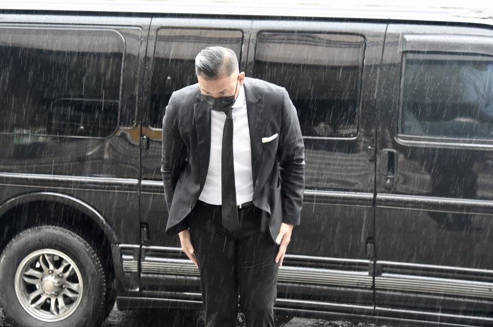 台灣metoo|聆訊結束,台灣藝人「黑人」陳建州冒雨鞠躬。