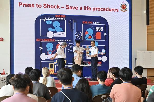 擔任導師的消防及救護學院人員通過六小時課堂向學生教授多種救人自救技巧。(政府新聞處圖片)