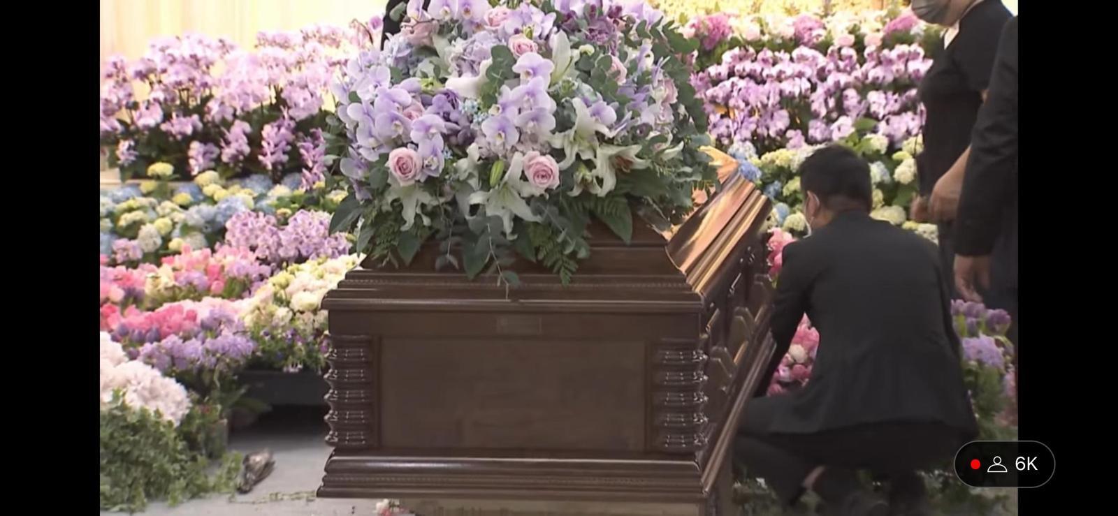 Bruce及兩名繼女均未有現身靈堂Coco最後一程。