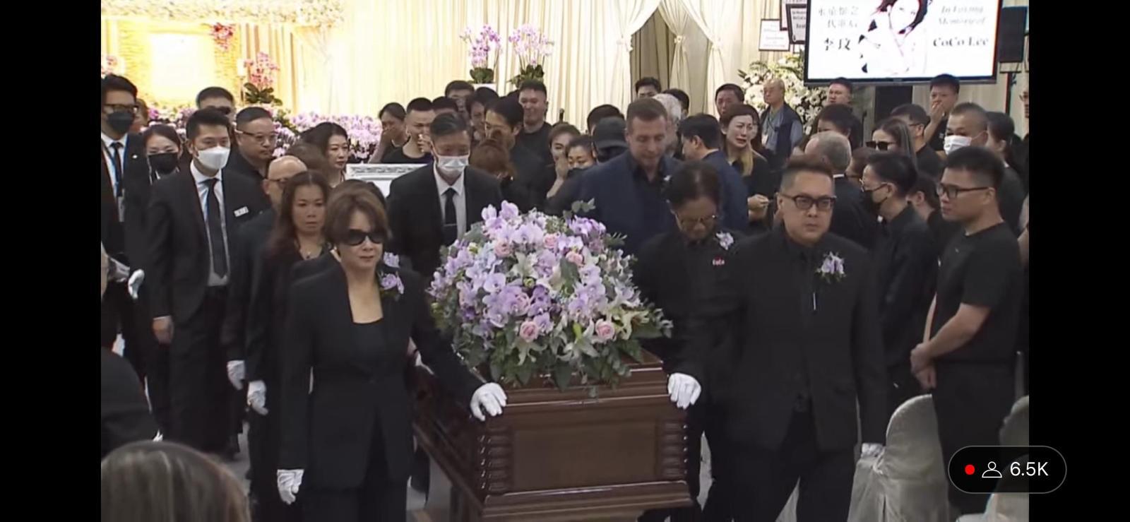 甄妮、Coco姊夫何錦麟等扶靈。