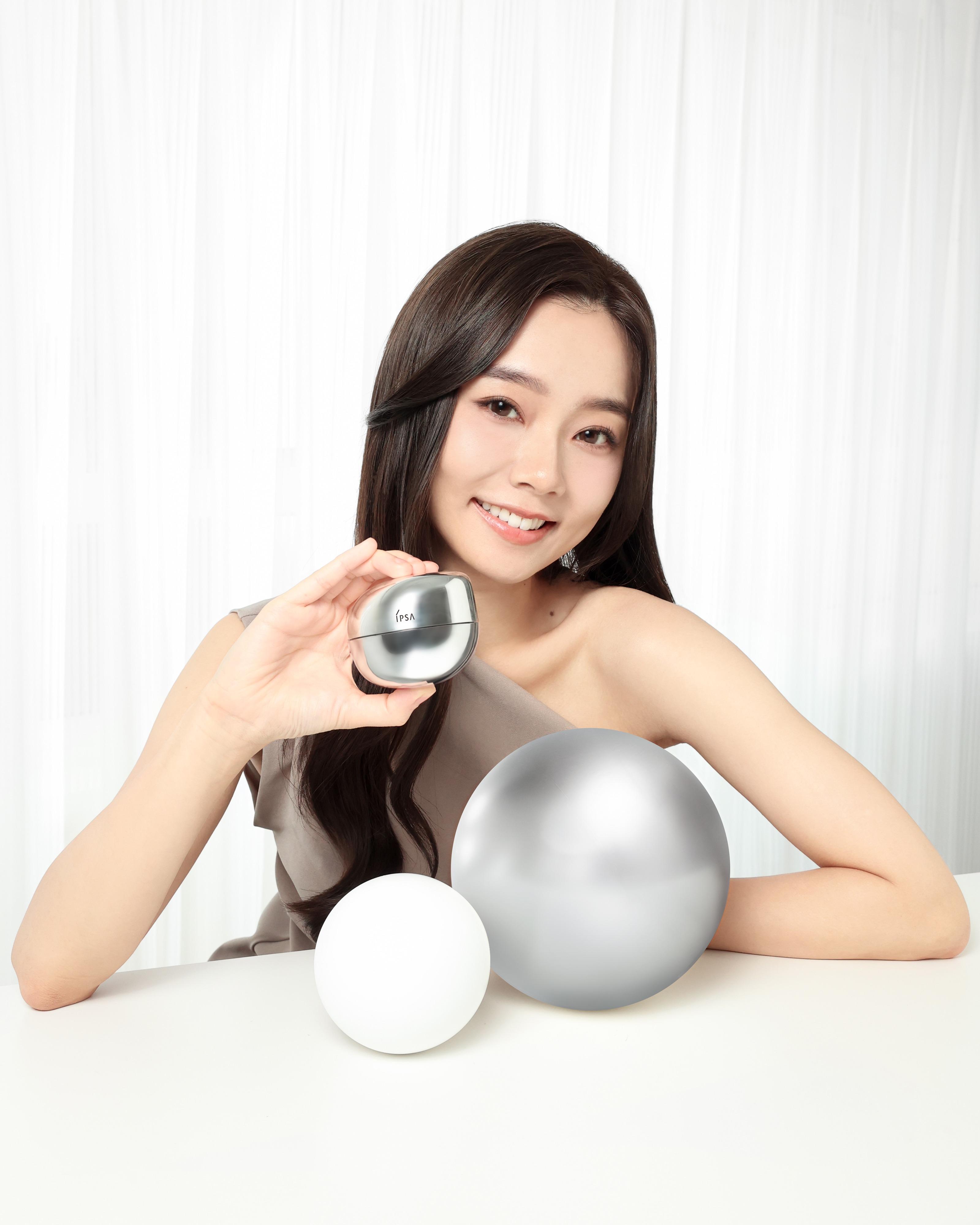 Yoyo葛綽瑤:「Cream texture好幼滑,搽上面之後好快就吸收咗;虎紋位置嘅細紋減淡咗,蘋果肌變返漲卜卜,keep住滿滿膠原。」