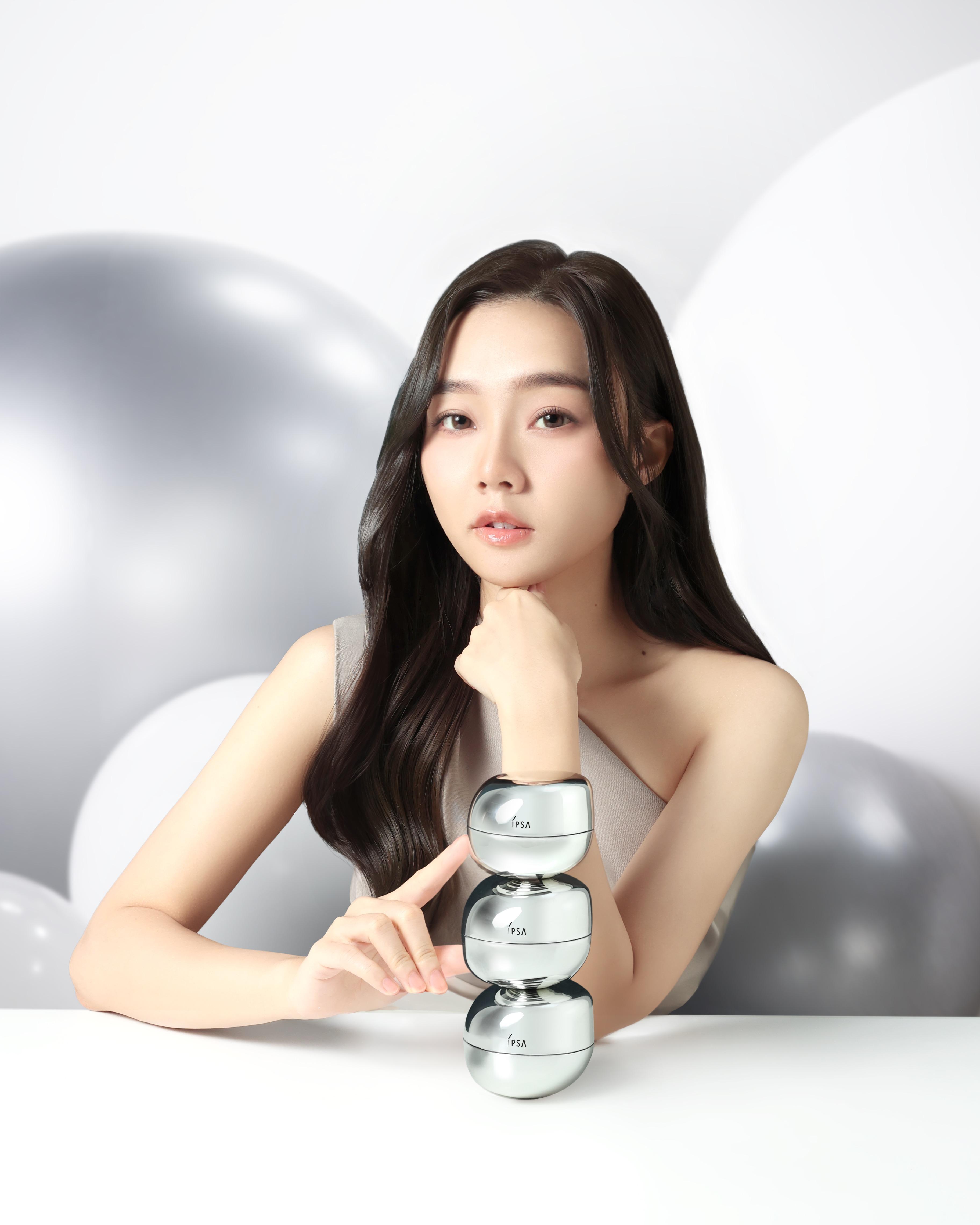 Yoyo葛綽瑤:「Cream texture好幼滑,搽上面之後好快就吸收咗;虎紋位置嘅細紋減淡咗,蘋果肌變返漲卜卜,keep住滿滿膠原。」