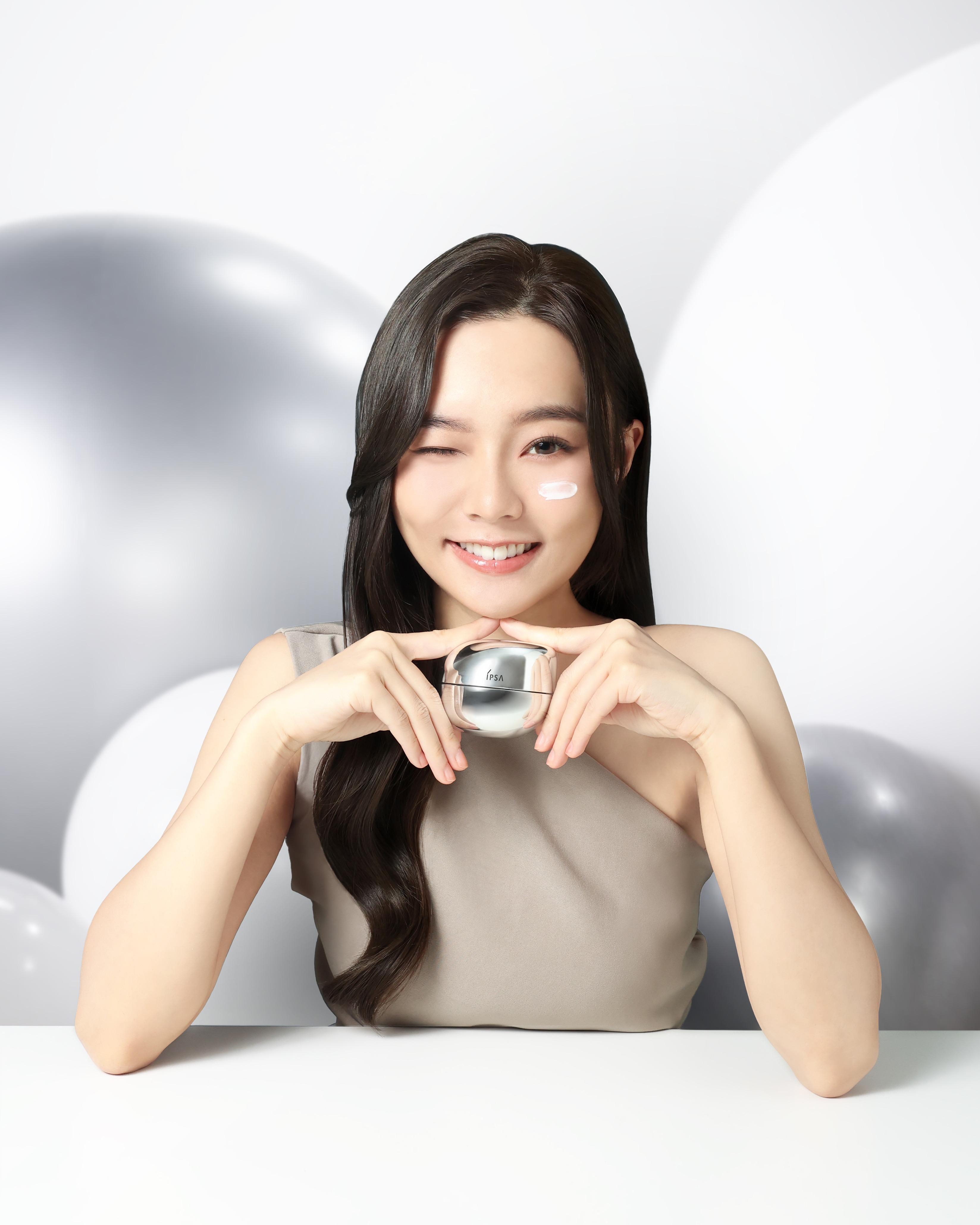 Yoyo葛綽瑤:「Cream texture好幼滑,搽上面之後好快就吸收咗;虎紋位置嘅細紋減淡咗,蘋果肌變返漲卜卜,keep住滿滿膠原。」