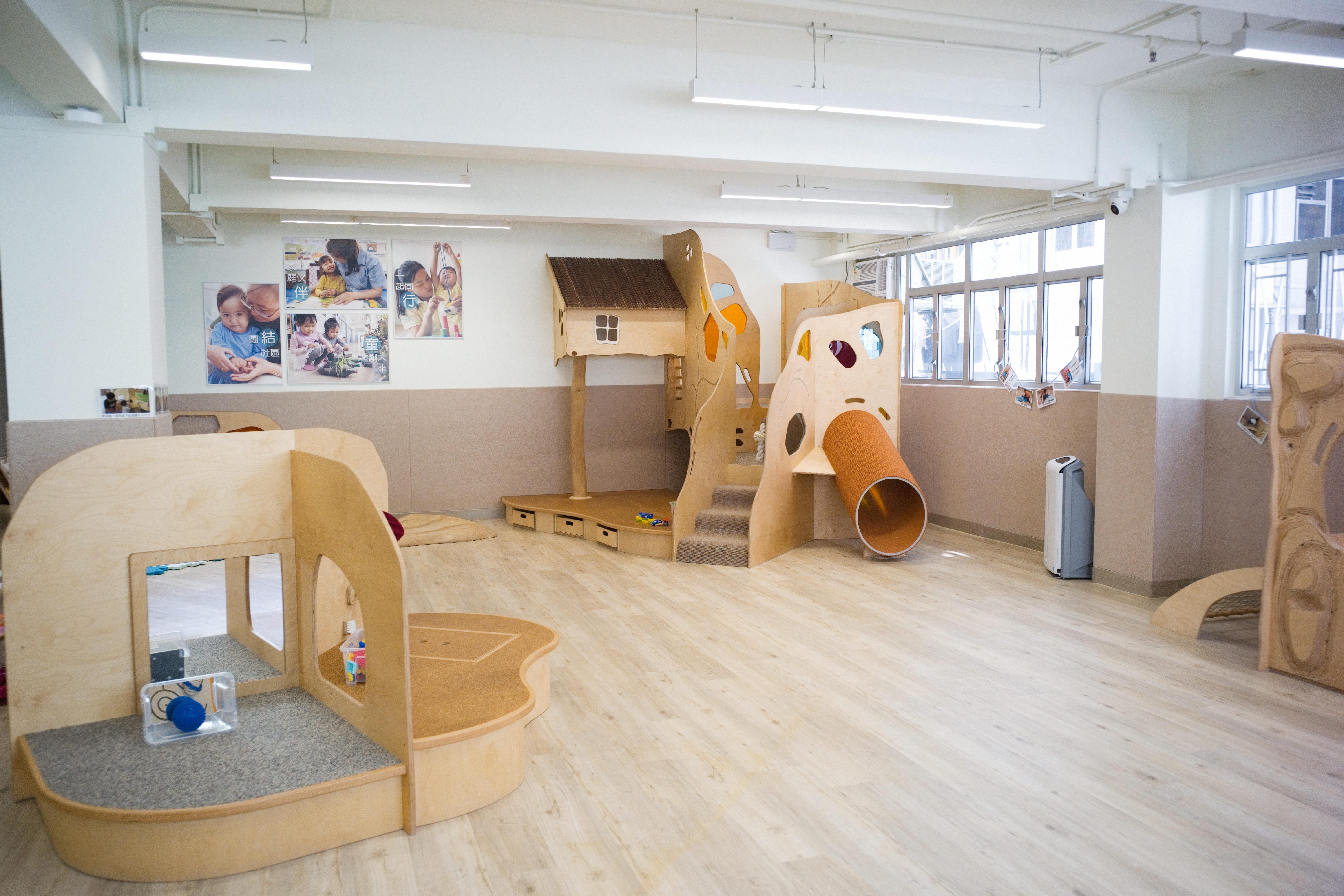 一個看似簡單的遊樂設施,其實功能多多,走動空間、不同視點的窗戶、靜心小角落等一應俱全。