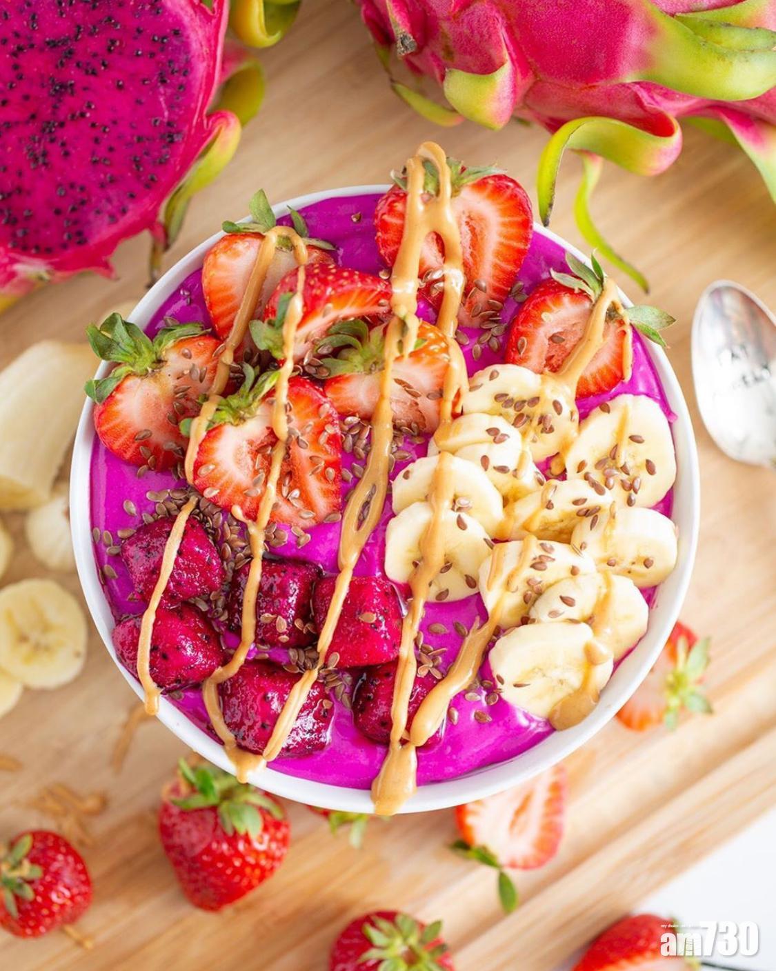 消暑飲品自製|有人會把紅肉火龍果製成沙冰,配搭水果一起食用。(instagram @pitayafoods )