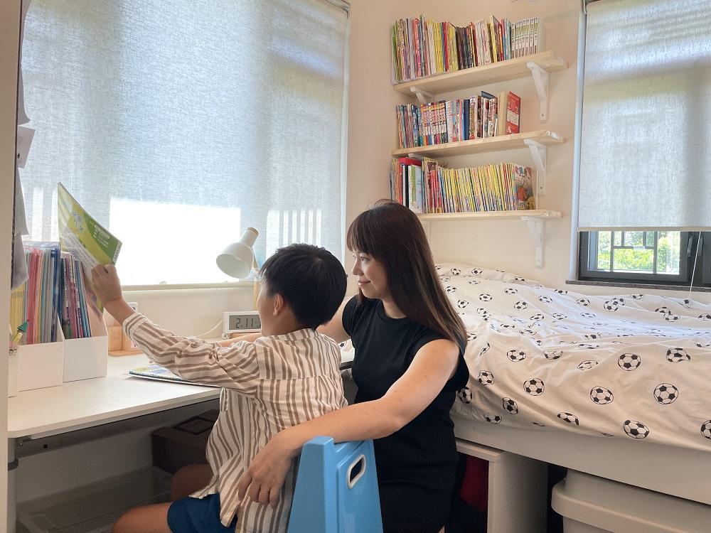 以書枱為例,家長可因應小朋友需要,一起制定書枱物品擺位準則,再影一張相貼在枱頭,訓練小朋友每日根據此標準來執拾及還原書枱。